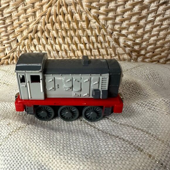 Thomas & Friends Dennis Train - Picture 4 of 8